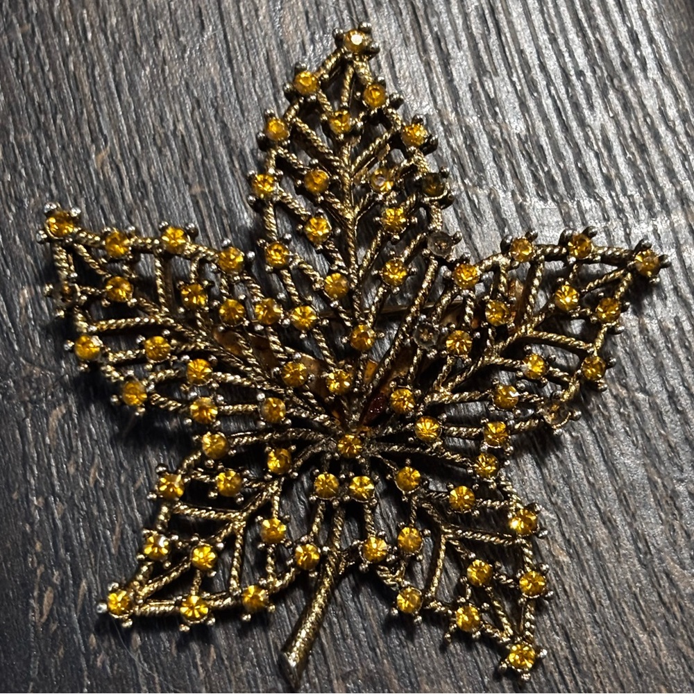 Weiss vintage Gold Leaf Brooch with Amber/yellow rhinestone Accents
